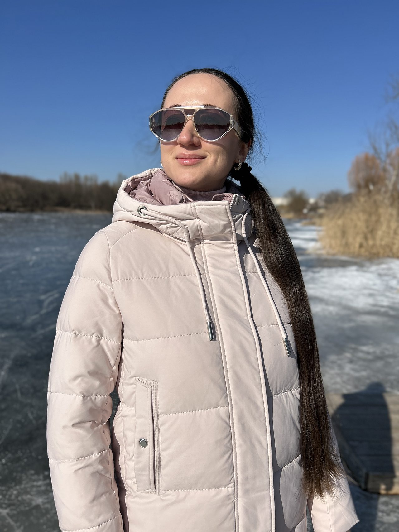 Жіночий довгий зимовий пуховик San Crony із щільної тканини поліестер світло-рожевого кольору на планці з капюшоном. - Зображення 4