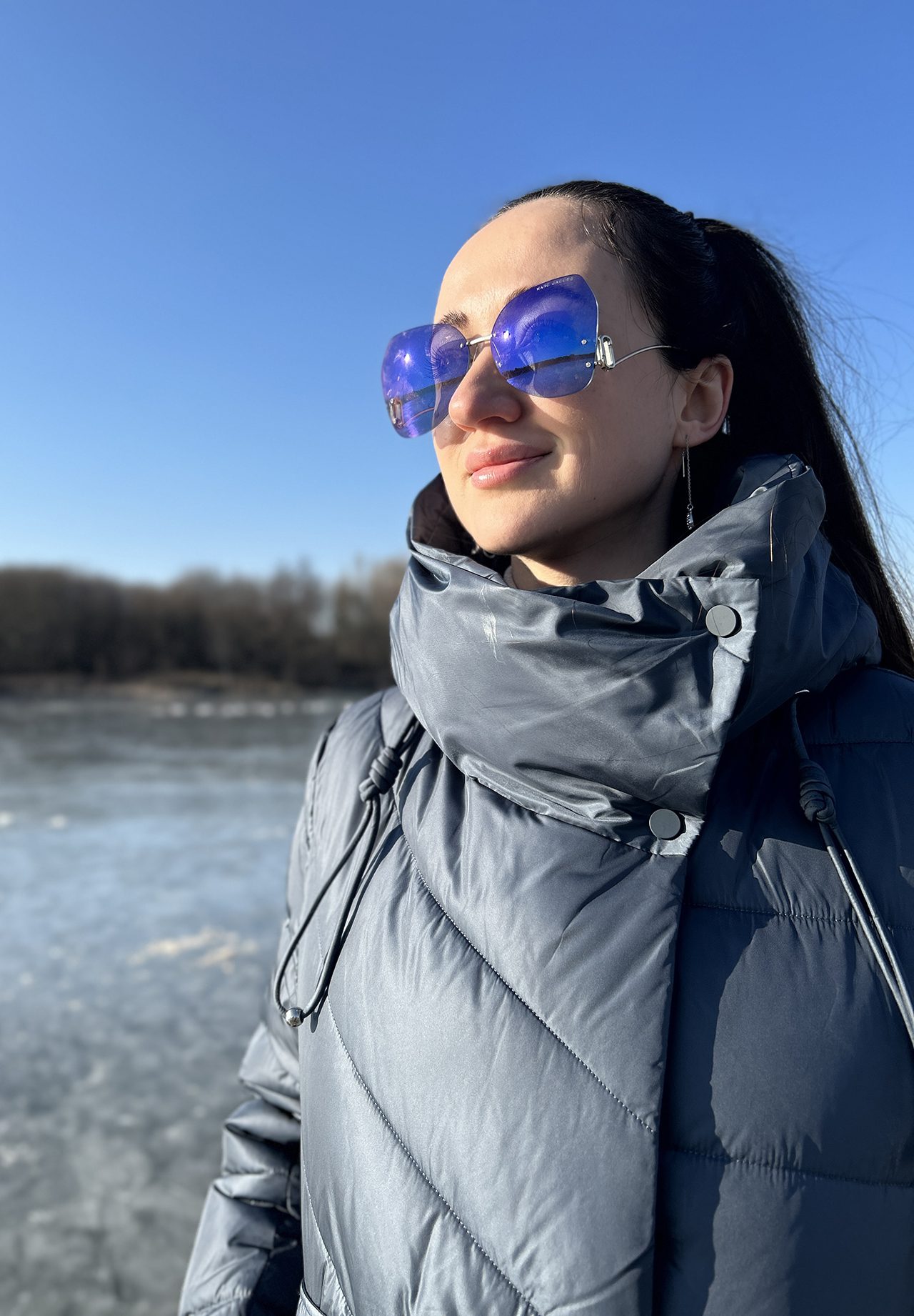 Жіночий пуховик довгий під пояс синій San Crony з капюшоном з планкою на косу на кнопках що закриває молнию - Зображення 3