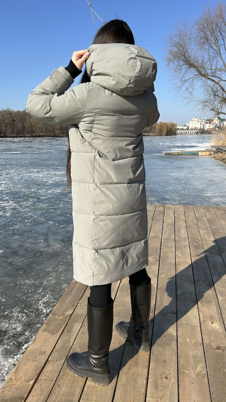Жіночий пуховик довгий оливковий San Crony з капюшоном на кулісках чорного кольору. - Зображення 5