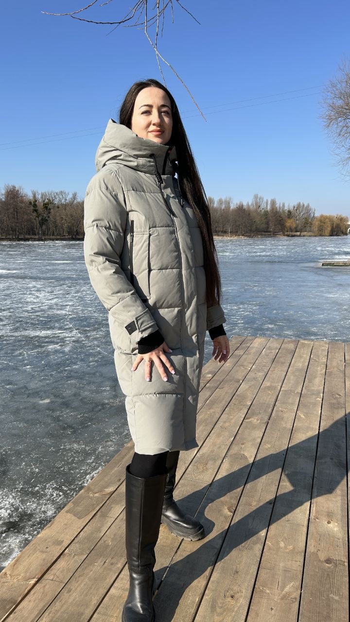 Жіночий пуховик довгий оливковий San Crony з капюшоном на кулісках чорного кольору. - Зображення 3