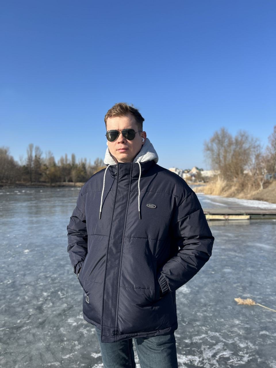 Пуховик чоловічий синій з трикотажним сірим капюшоном San Crony оверсайз із внутрішньою маніжкою, що переходитиме в капюшон.