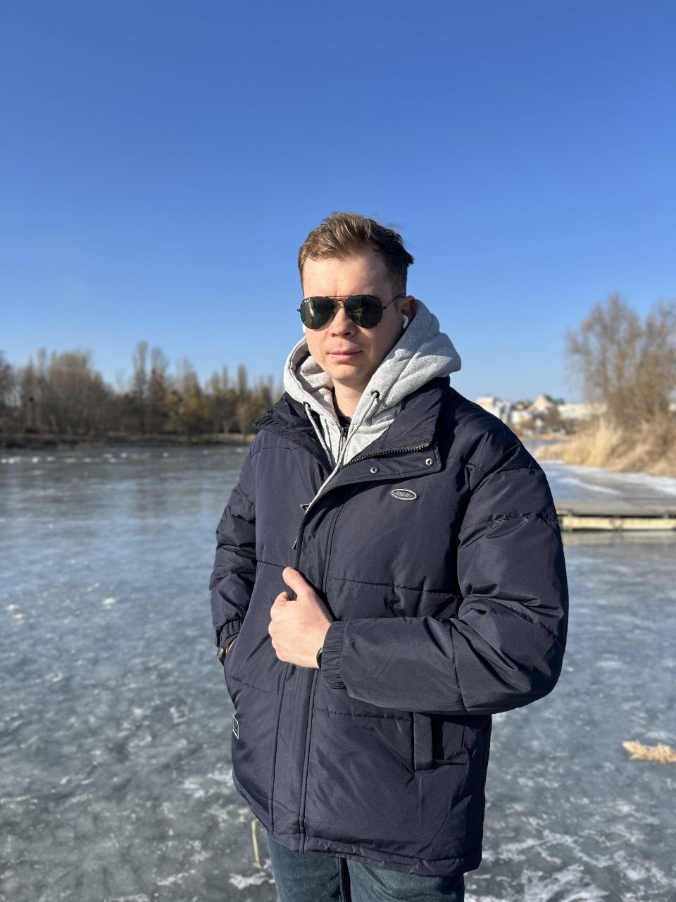 Пуховик чоловічий синій з трикотажним сірим капюшоном San Crony оверсайз із внутрішньою маніжкою, що переходитиме в капюшон. - Зображення 2